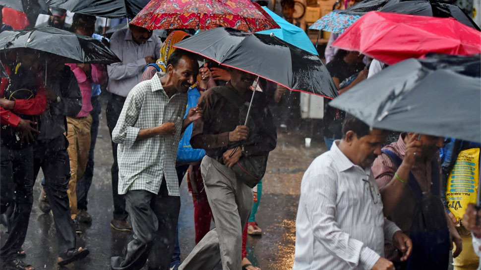 मुंबई में भारी बारिश ने रोकी रफ्तार, स्कूल और कॉलेज आज बंद 15 फ्लाइट रद्द