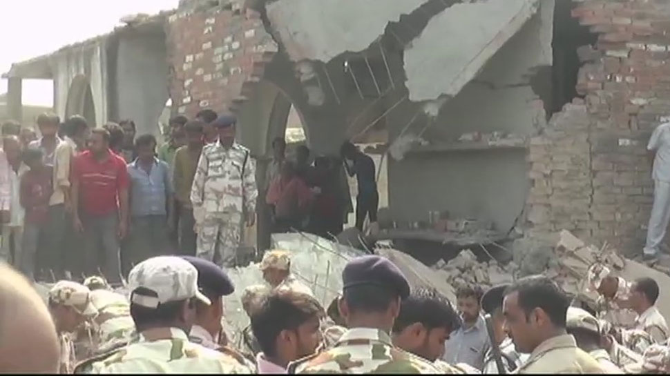 कानपुर में देशी बम का जबरदस्त विस्फोट, 4-5 घरों के उड़े छत, 2 की मौत, 3 घायल