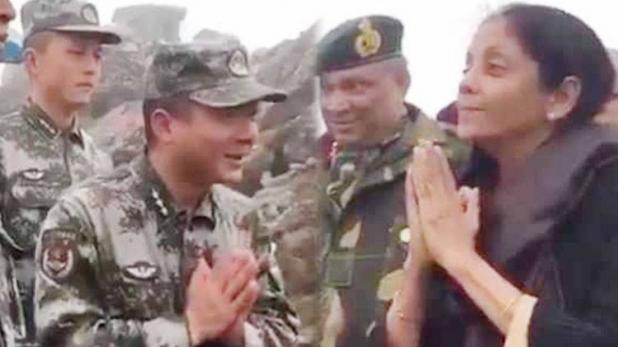 रक्षा मंत्री निर्मला सीतारमण ने नाथुला में नमस्ते का मतलब बताया तो चीनी सैनिक हाथ जोड़कर खड़े हो गए