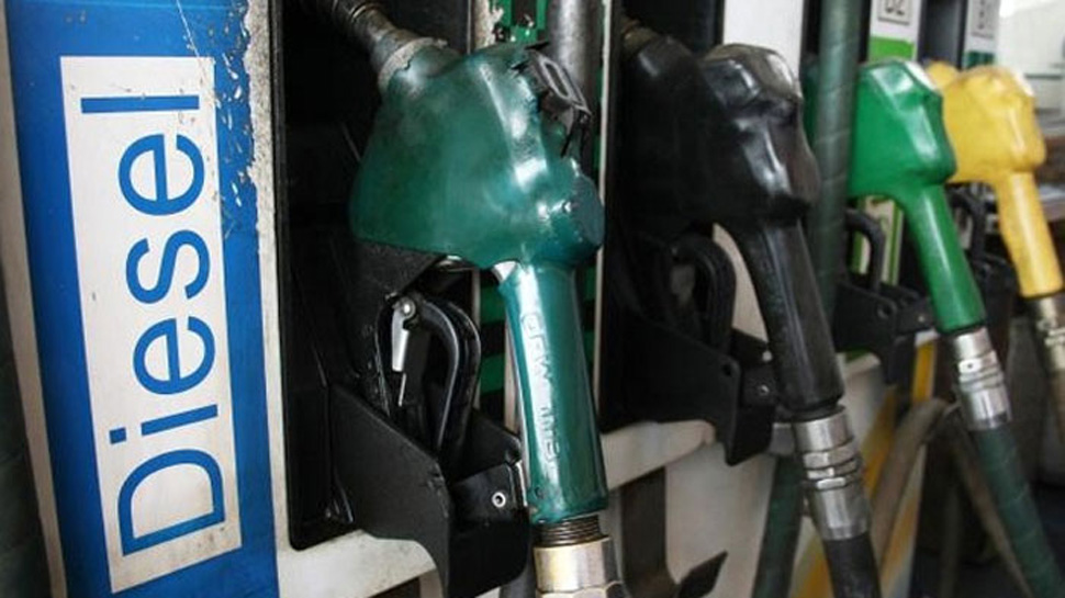 खुशखबरी: पेट्रोल-डीजल पर एक्साइज ड्यूटी 2 रुपए कम हुआ, सस्ती हो सकती हैं कीमतें